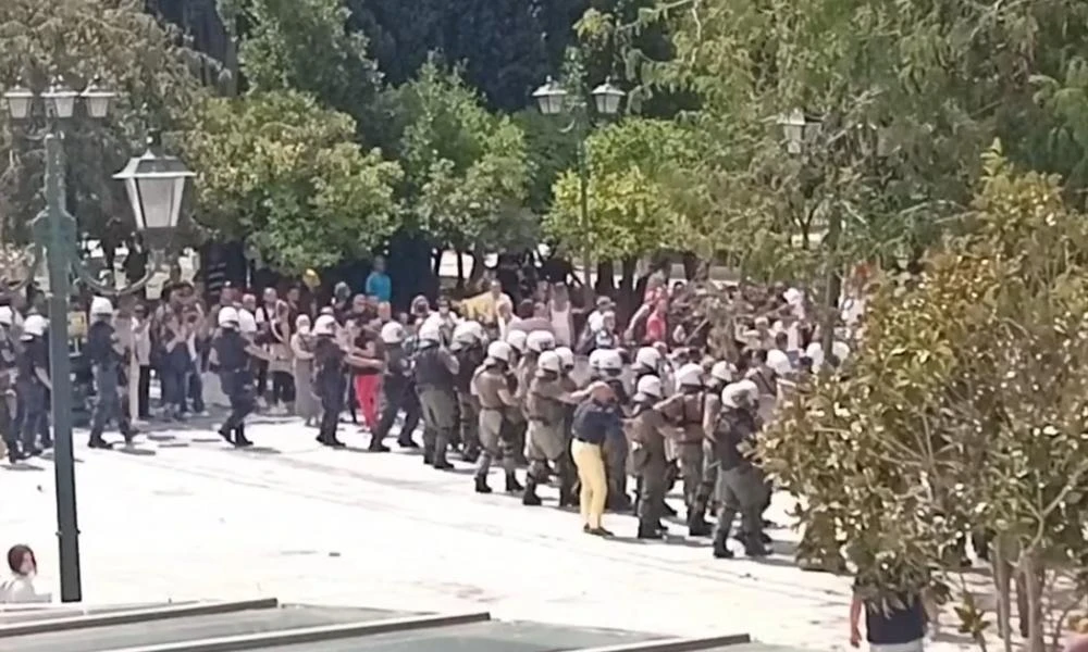 Ένταση και προσαγωγές συμμετεχόντων σε συγκέντρωση στο Σύνταγμα η οποία είχε απαγορευτεί από την ΕΛ.ΑΣ.
